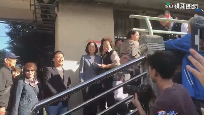 蔡英文与市民一起排队投票