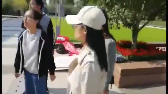 北大学生又在举牌抗议
