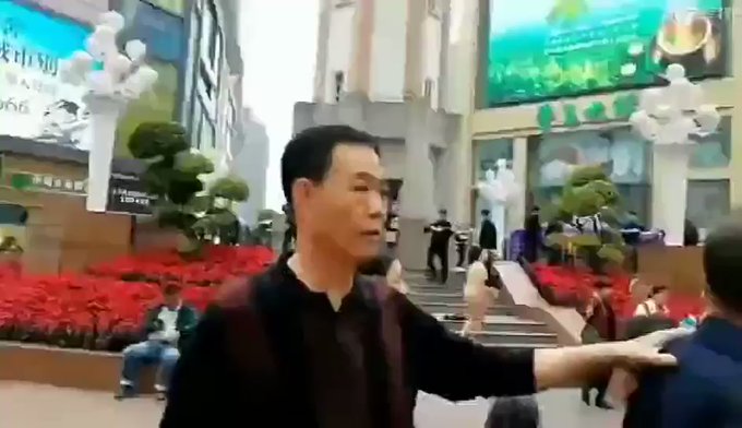 谁逼得这个女子当街裸体