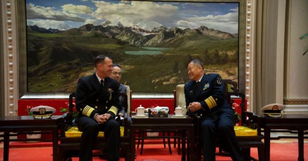 美国海军作战部长抵达中国访问
