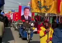 网友来稿:农民拖着习近平游街示众