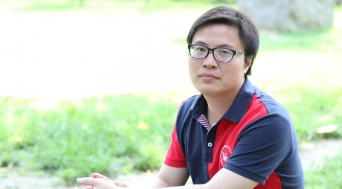 刘傲夫:《领导,你尿尿也尿得这么好》被选入《新世纪诗典》一书