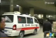 网友:郑州城管殴打小贩惹众怒,围观群众掀翻三辆执法车