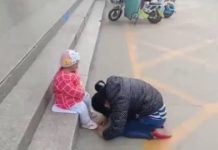 是谁逼得—个母亲当街对着孩子下跪?
