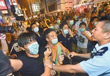6.21香港反送中运动,便衣警察混入人群使坏被示威民众认出!
