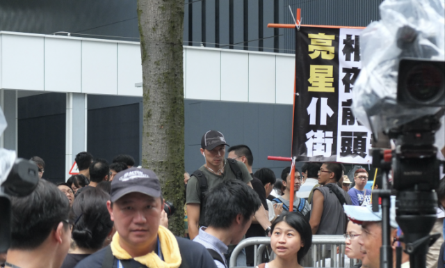 HK-妮珂 : 在金钟立法会示威区又抓到一个企图乱港的女警臥底