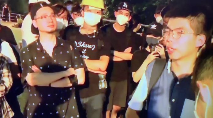 黃之鋒到警總現場,被示威人士驅趕!