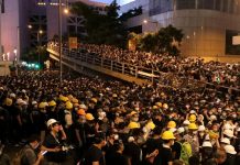 HK-妮珂:今天 香港人再一次包圍警察總署