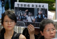 港府拒绝追究警察滥用暴力 示威者包围警察总部