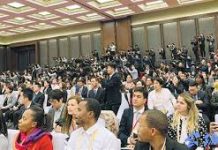 这个视频特别有意思,无人理睬,习近平就像一个保安在巡视会场