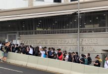 香港反送中请愿者正在美国驻港澚总领馆前