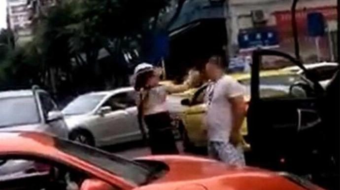重庆保时捷女扇男子耳光被反削,活该!