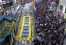 反送中事件升级,香港七一大遊行 打出「解體中共,结束迫害」巨幅!