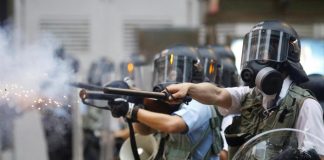 港警对示威者发射多枚催泪弹、海绵弹和橡胶了弾,有示威者中弹倒地!