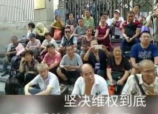 告状无门,一百多名在京访民到最高法院起诉国家信访局遭到警察拦阻!