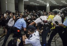 直播:港警深夜在立法會清場