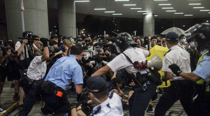 直播:港警深夜在立法會清場
