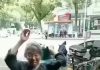 习近平新时代:70岁多岁的老人靠扛煤气罐谋生
