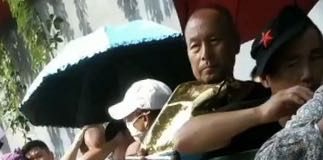 天气酷热,国家信访局接待中心的访民每天都是有增无减(视频)