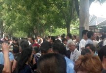 国家信访局门口,晚上也是人山人海(封面图与视频内容无关)