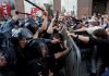 俄罗斯也爆发大规模示威游行,要求自由选举,警方抓捕了1074人,700名记者在示威现场
