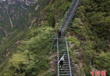 中共扶贫又出奇闻:四川大凉山花6.3亿给72户农家修了2556级楼梯,每级台阶25万!