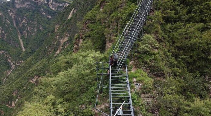 中共扶贫又出奇闻:四川大凉山花6.3亿给72户农家修了2556级楼梯,每级台阶25万!