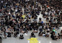 日本等多國向中國發出旅行警告,數千名航空界人士和民衆在香港國際機場舉行集會