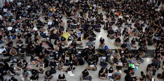 日本等多國向中國發出旅行警告,數千名航空界人士和民衆在香港國際機場舉行集會
