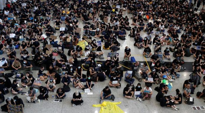 日本等多國向中國發出旅行警告,數千名航空界人士和民衆在香港國際機場舉行集會