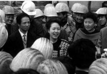 网友爆料:1985年,彭丽媛随李双江到辽河油田慰问演出,周永康把彭丽媛给睡了!