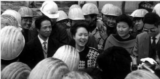 网友爆料:1985年,彭丽媛随李双江到辽河油田慰问演出,周永康把彭丽媛给睡了!