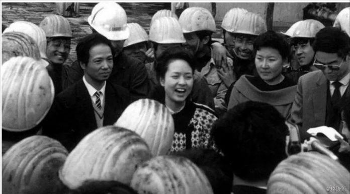 网友爆料:1985年,彭丽媛随李双江到辽河油田慰问演出,周永康把彭丽媛给睡了!