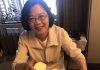 蔡英文出访吃西餐不习惯回到宾馆吃泡面