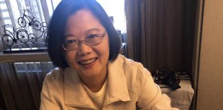 蔡英文出访吃西餐不习惯回到宾馆吃泡面