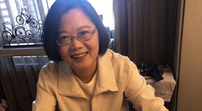 蔡英文出访吃西餐不习惯回到宾馆吃泡面