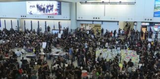 最新消息:香港1万多名航空工作者在机场集会,已影响8700个航班的正常飞行