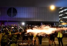 外界质疑“警黑合作”,香港黑社会暴打市民!