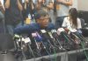 记者“你后悔与那些白衣暴徒握手吗?” 议员何君尧:“你别后悔你问这个问题!”