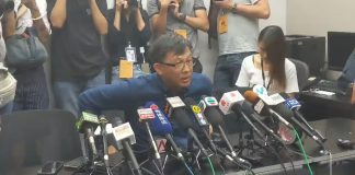 记者“你后悔与那些白衣暴徒握手吗?” 议员何君尧:“你别后悔你问这个问题!”