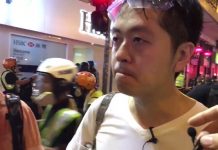 香港立法会议员许智夆在现场监督警察执法,遭警察驱赶,十分愤怒!