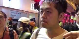 香港立法会议员许智夆在现场监督警察执法,遭警察驱赶,十分愤怒!