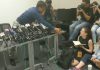 “你手上沾血了,我不能跟你握手!”西方女记者当众拒绝香港议员何君尧的握手请求!