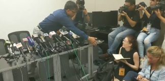 “你手上沾血了,我不能跟你握手!”西方女记者当众拒绝香港议员何君尧的握手请求!