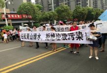 武汉市阳逻民众抗议被政府派来的警察和黑社会打死一人