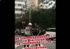 恶警为抢车将女子推倒,外国青年看不惯想揍恶警,恶警见到外国人拔腿就跑!