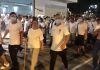 乱港白衣匪徒打完人后乘警车离开