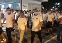 乱港白衣匪徒打完人后乘警车离开