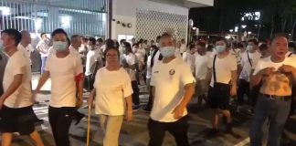 乱港白衣匪徒打完人后乘警车离开