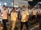 乱港白衣匪徒打完人后乘警车离开